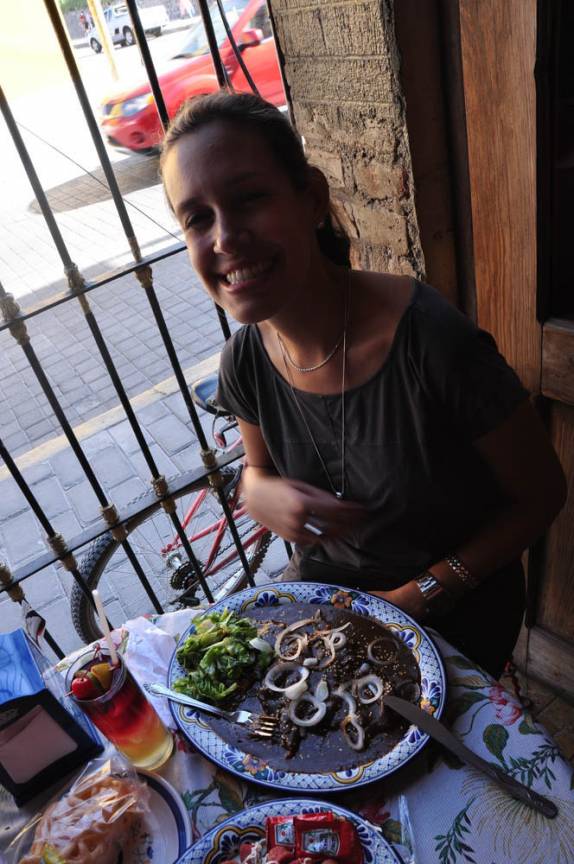 Almoçando comida típica pueblana em Cholula, no México